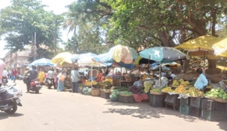 Vendors encroach road in Vasco
