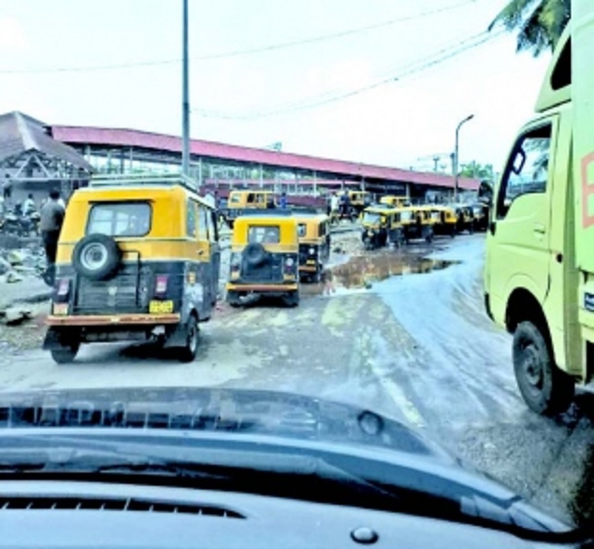 Vendors, vehicles and chaos: Commuters suffer as traffic worsens outside Margao Rly Station