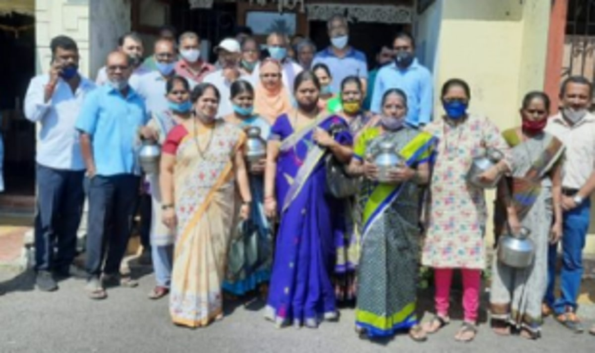 Verla Canca locals march to Mapusa PWD office with vessels