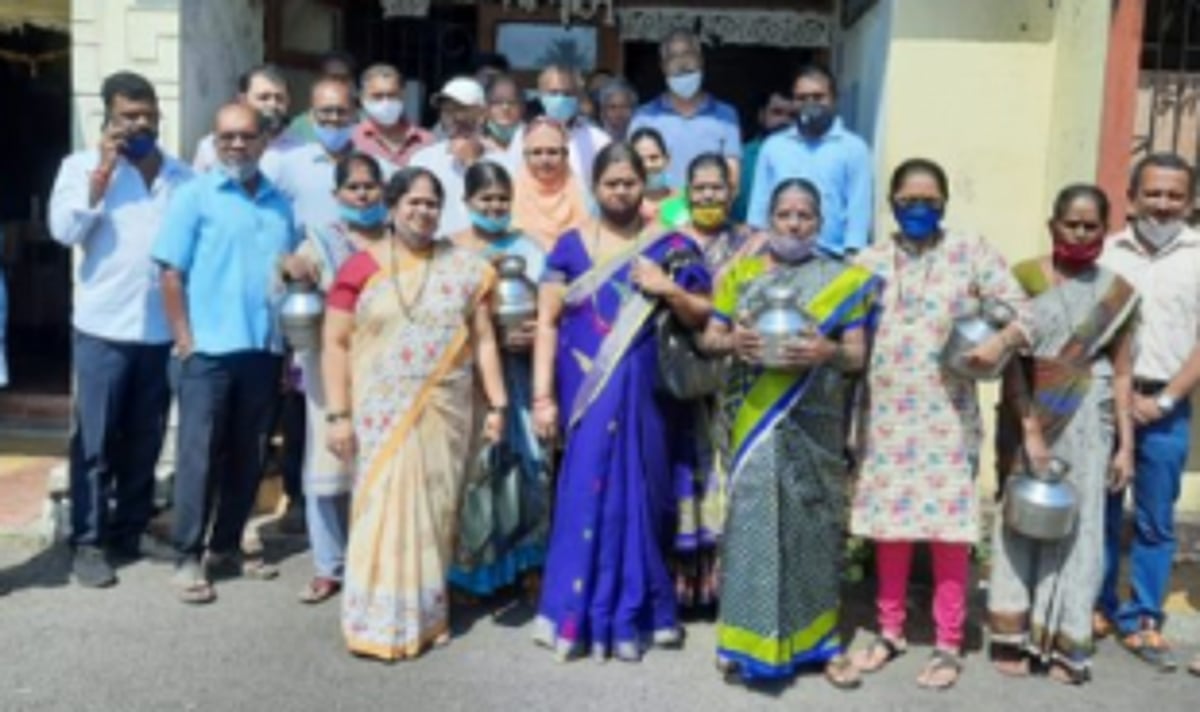 Verla Canca locals march to  Mapusa PWD office with vessels