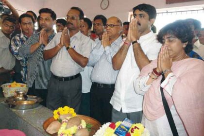 Vijai Sardessai, wife Usha and Chief Minister Digambar Kamat offering prayers