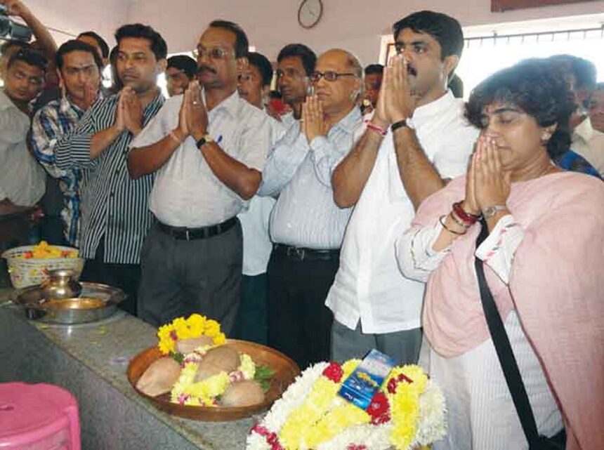 Vijai Sardessai, wife Usha and Chief Minister Digambar Kamat offering prayers