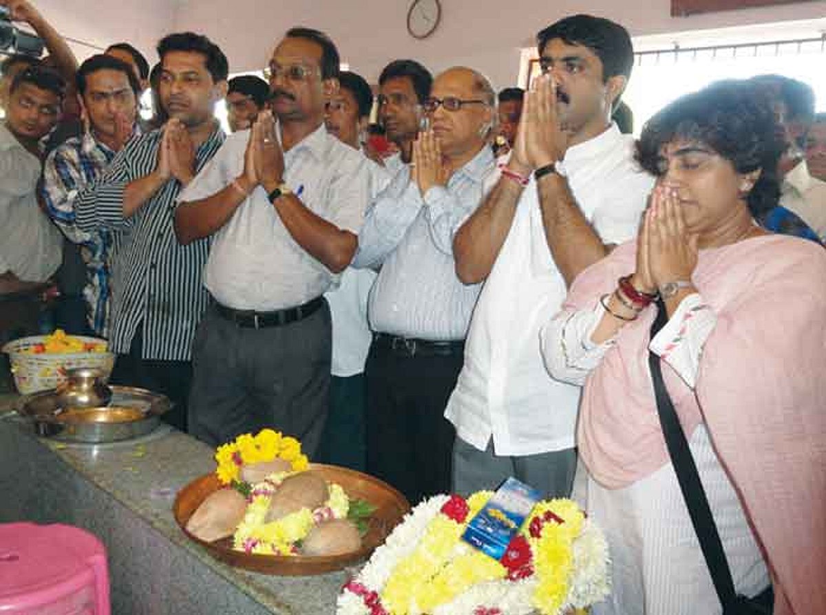 Vijai Sardessai, wife Usha and Chief Minister Digambar Kamat offering prayers