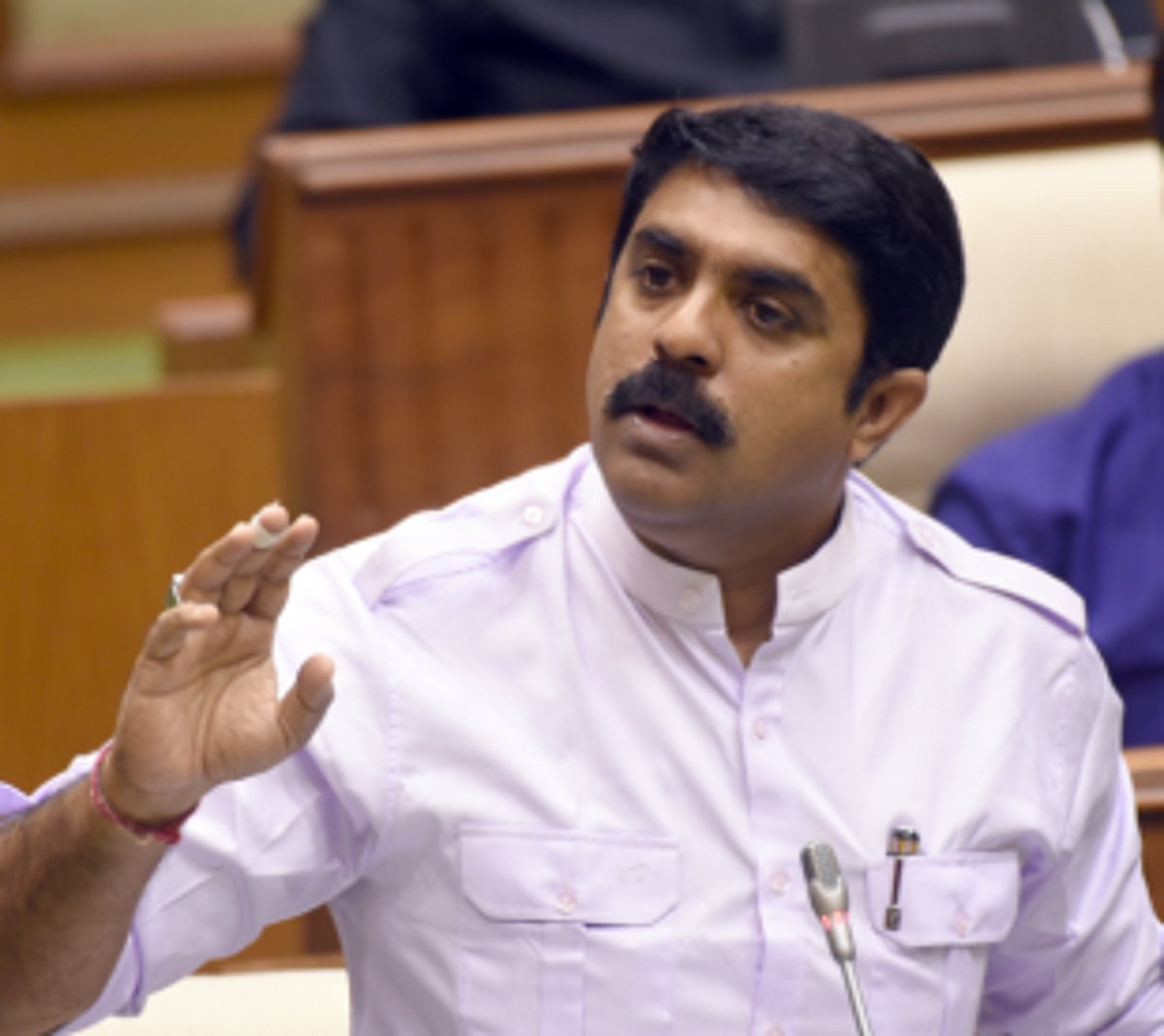Vijai grills govt on linear projects