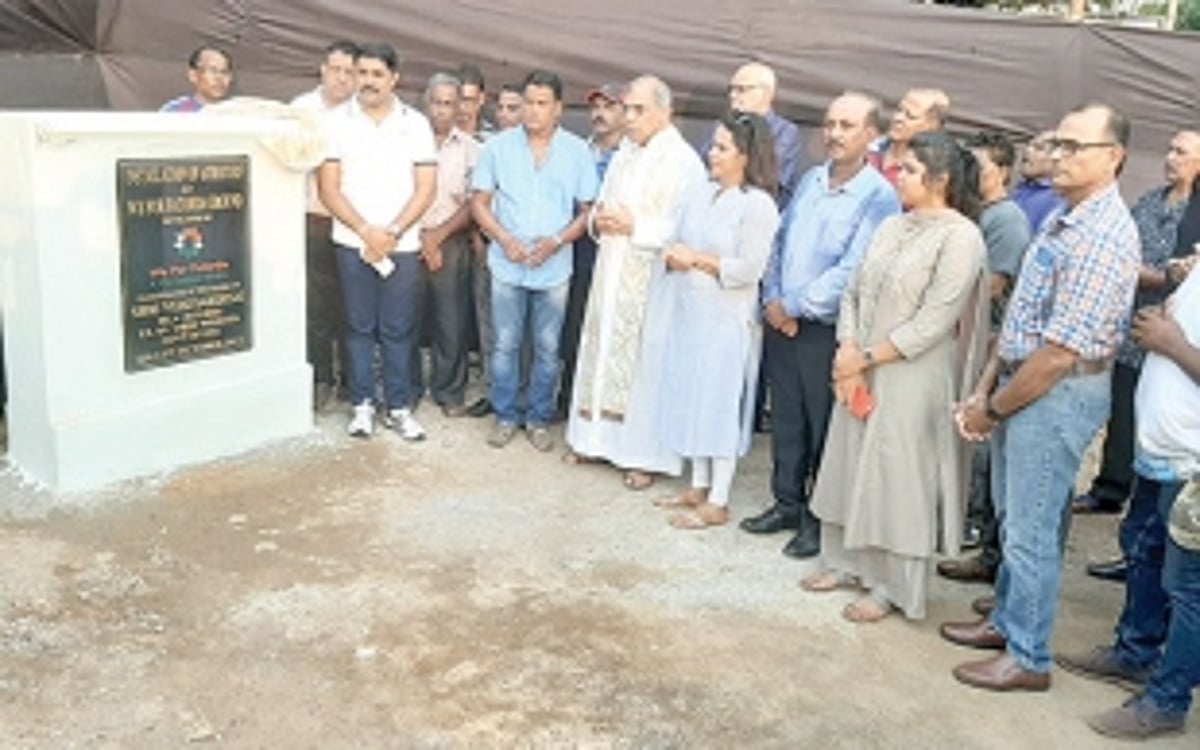 Vijai unveils foundation stone for astro turf in Fatorda