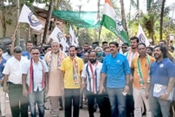 Vijai visits house-to-house in Mandrem with Deepak Kalangutkar