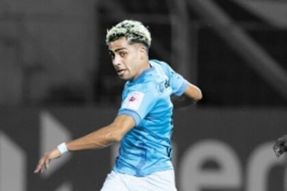 Vikram shines, Mumbai on a rampage