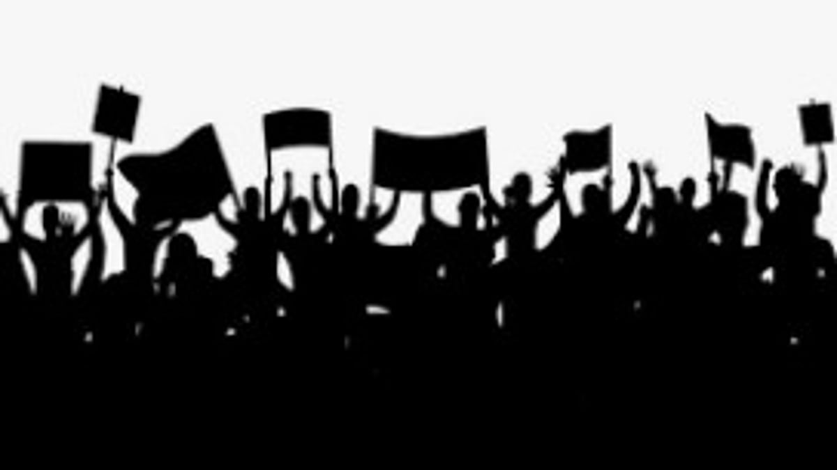 Villagers Protest Outside Valpoi Police Station, Demand Release of Youth Held in Shravan Barve Murder Case