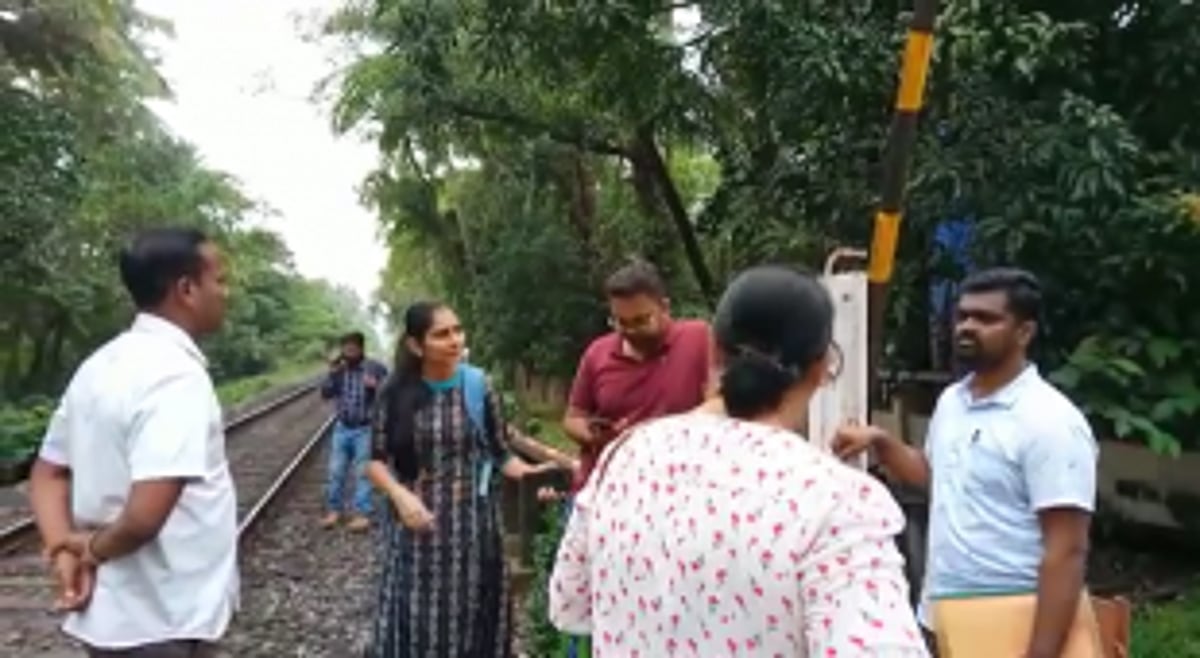 Villagers and Goencho Ekvott stop RVNL from trespassing into private properties at Velsao