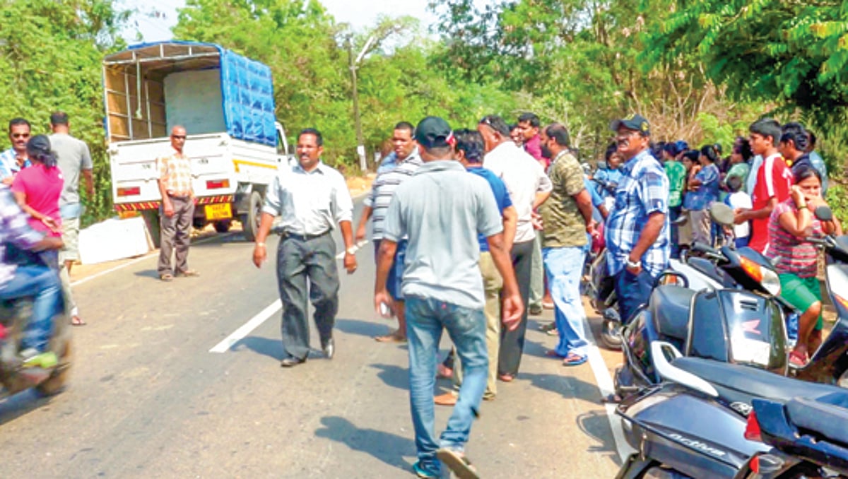 Villagers of Chinchinim take to the streets to protest dumping thermocol fish boxes alongside the road.