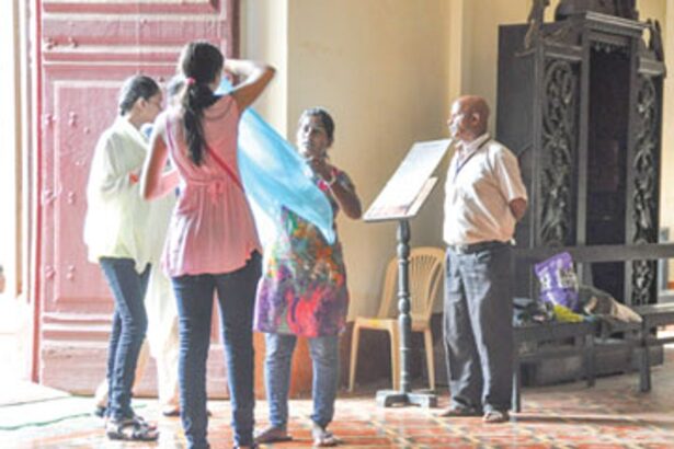 Volunteers at the Basilica of Bom Jesus loaning shawls to inappropriately dressed tourists