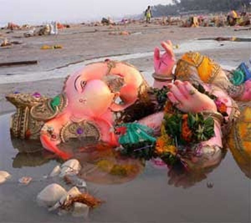 Volunteers take on post-visarjan beach clean-up 1 Volunteers take on post-visarjan beach clean-up