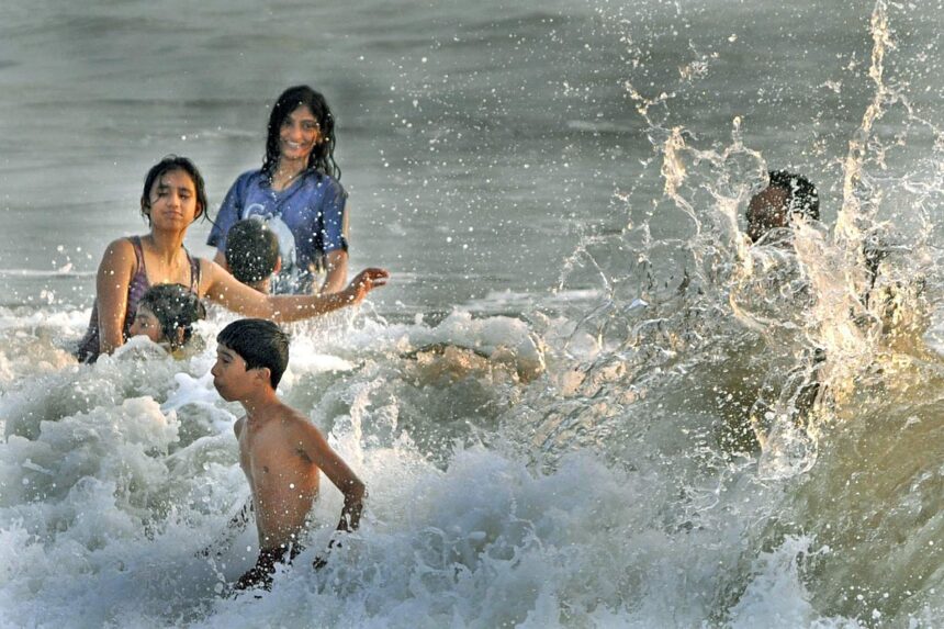 WAT(ER) SPLASH!!! Tourists enjoy the splash of water at the Miramar Beach on Monday evening.