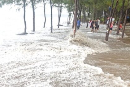 WATERS RISE as Cyclone Vayu moves across Arabian Sea