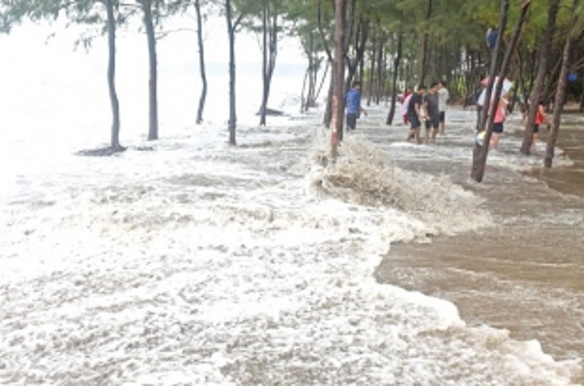 WATERS RISE as Cyclone Vayu moves across Arabian Sea