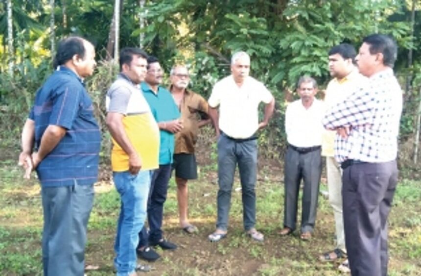 WRD EE meets Dharbandora  farmers, assures to repair canal