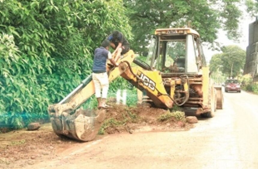 WRD clears mud along Curchorem main road 1 WRD clears mud along Curchorem main road