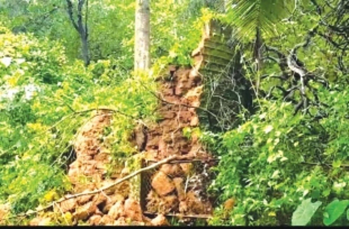 Wall of Shivaji fort at Farmagudi collapses