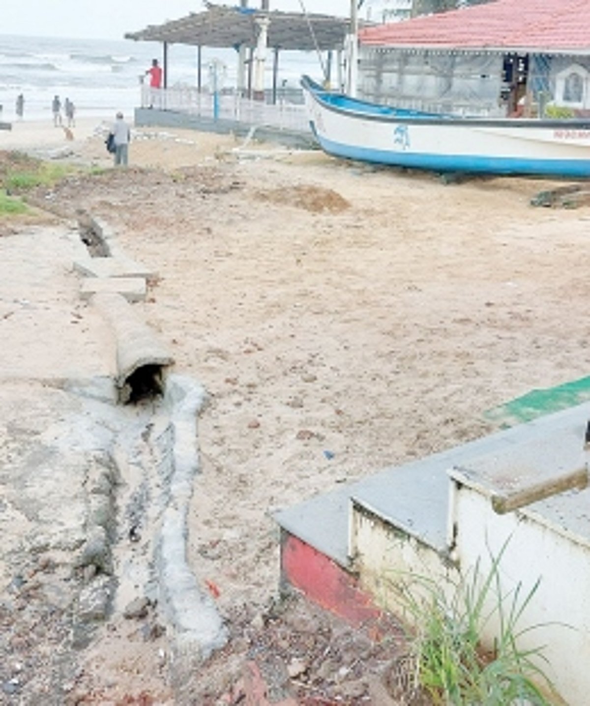 Waste discharge  by eateries at Benaulim Beach