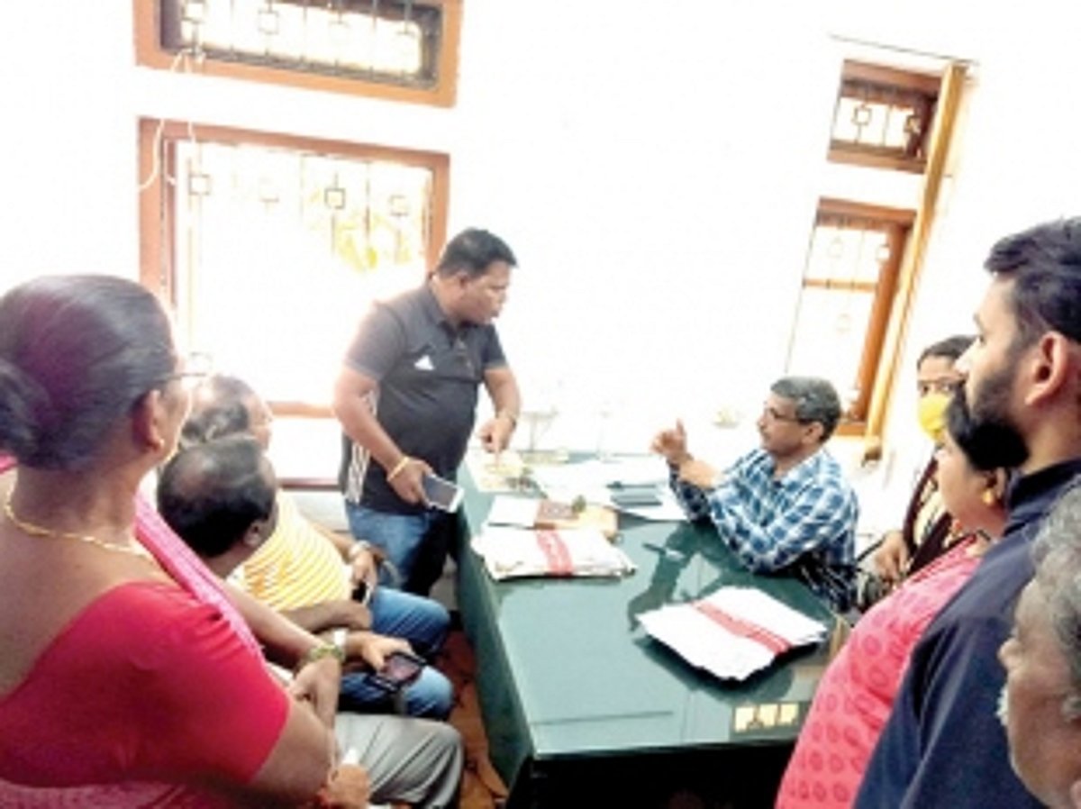 Water deprived locals  of Bhamai threaten to boycott ZP polls
