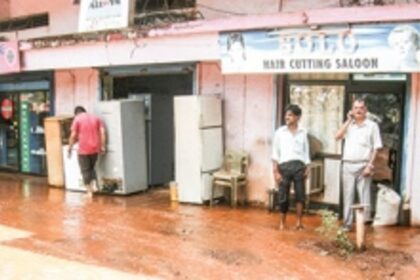 Water invades shops as pipeline ruptures in Davorlim