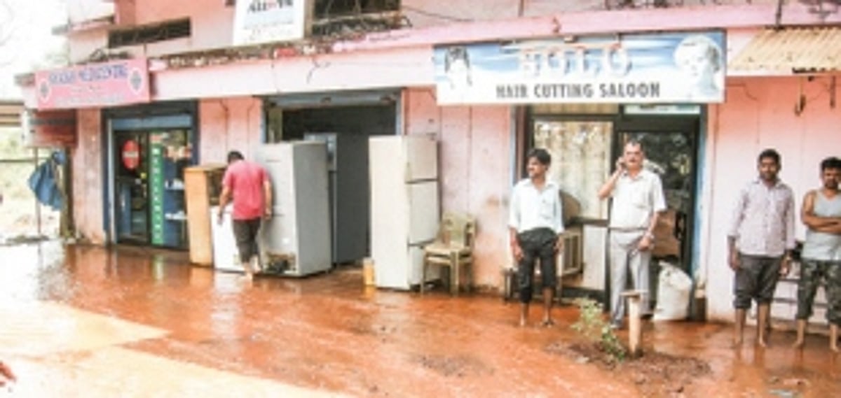 Water invades shops as pipeline ruptures in Davorlim