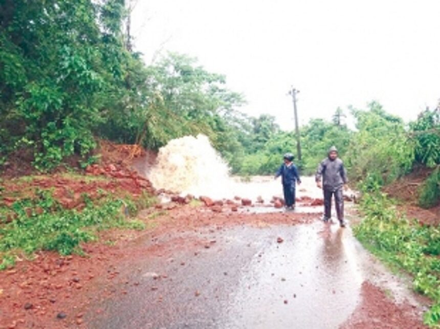 Water pipeline bursts at Xelpem 1 Water pipeline bursts at Xelpem