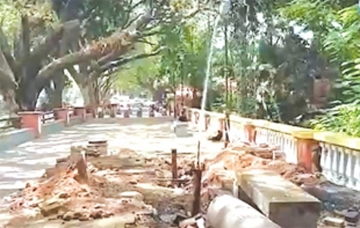 Water valve bursts near Kala Academy; highlights negligence of Smart City project authorities