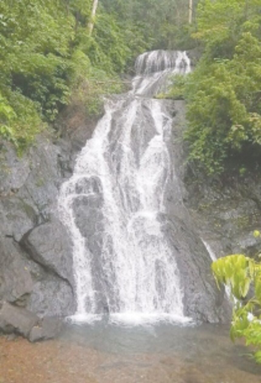 Waterfalls in Canacona attract visitors despite risky route