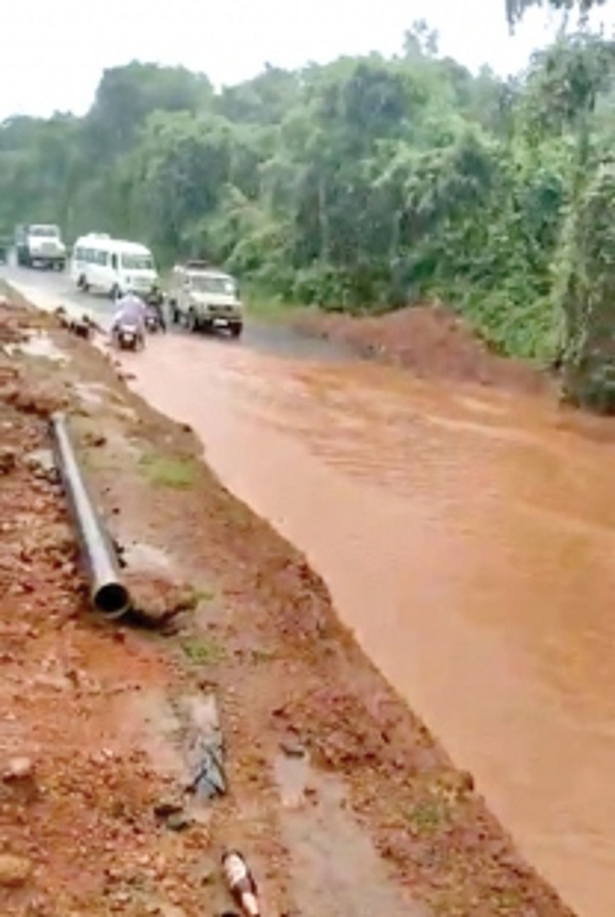 Waterlogging at NH 66 Porascadem  causes inconvenience to commuters