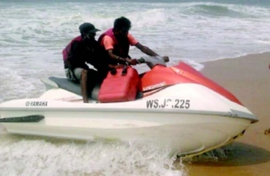 Watersports activities bustle in Calangute-Candolim despite rough weather