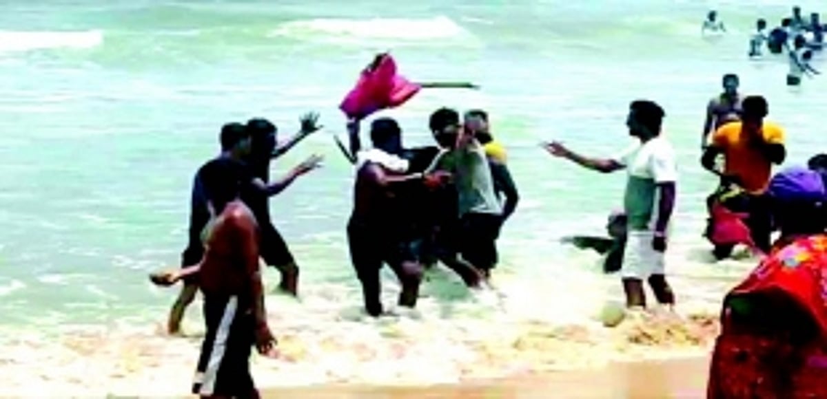 Watersports operators create a ‘splash’; beat up tourists at Baga Beach