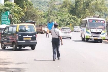 Weekly market at Banastarim causing traffic congestion