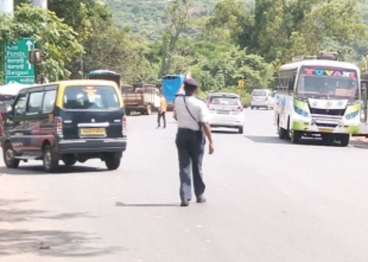 Weekly market at Banastarim causing traffic congestion