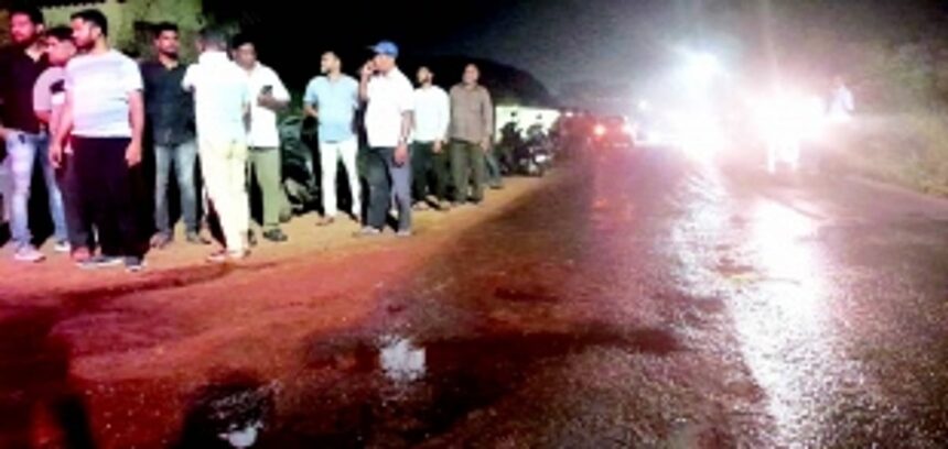 Wet waste leaking from trucks at Sonsoddo sends riders skidding at night 1 Wet waste leaking from trucks at Sonsoddo sends riders skidding at night
