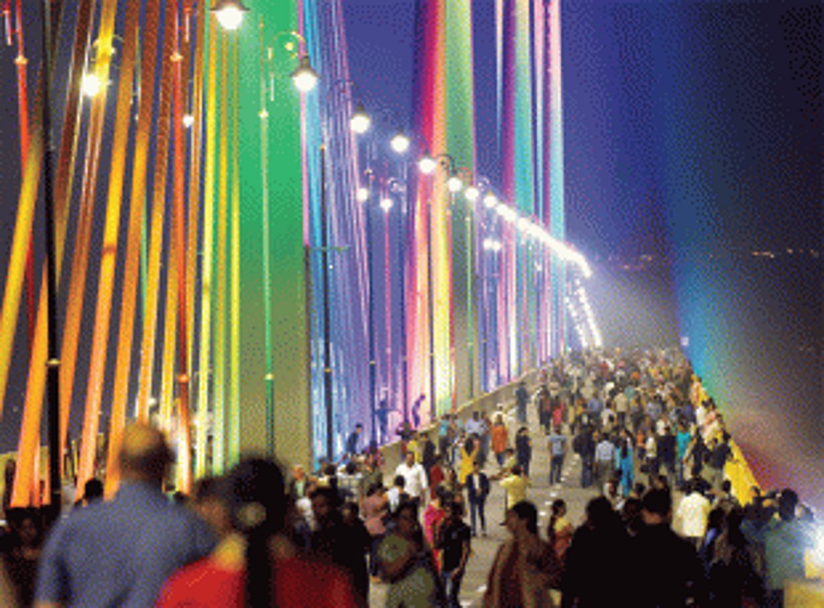 When a bridge became a stage