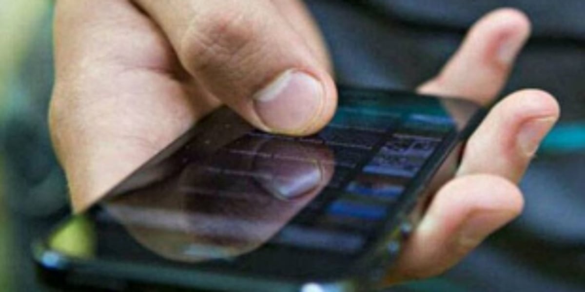 Who will challan this traffic cop for sending lewd messages to a woman?