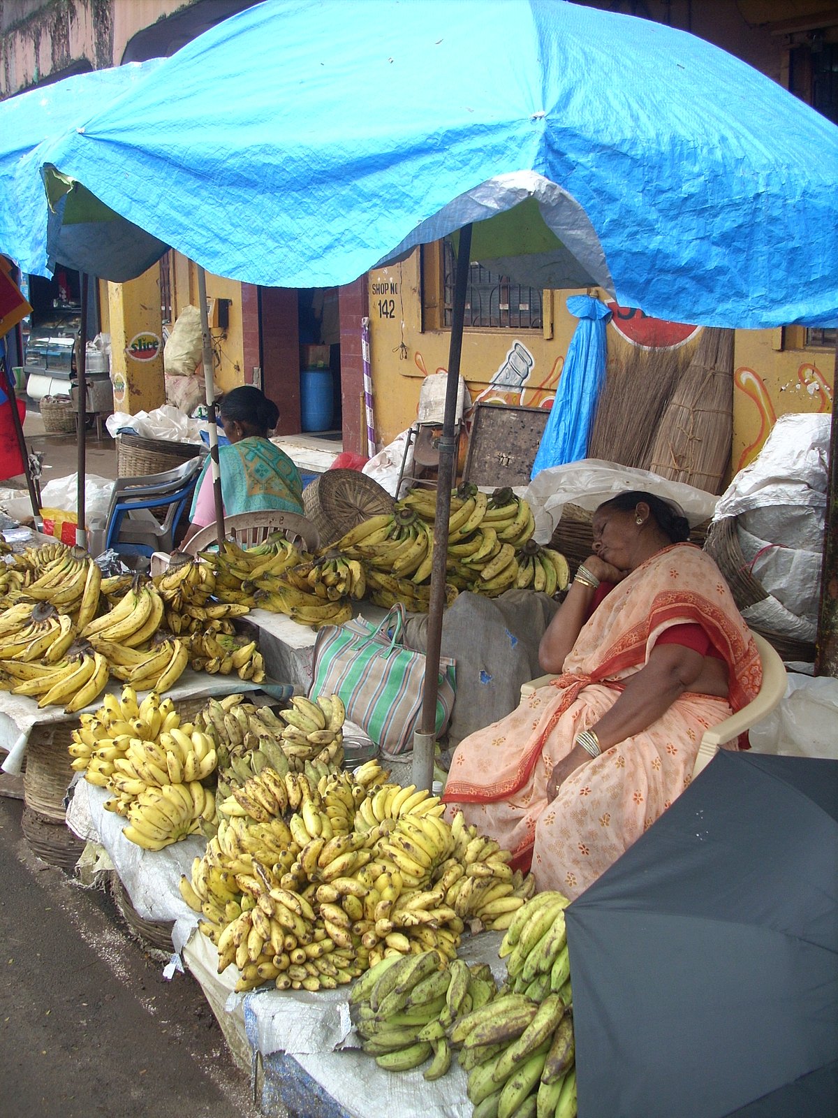 Wholesale fruit vendors in Margao permitted  to operate till 8 am