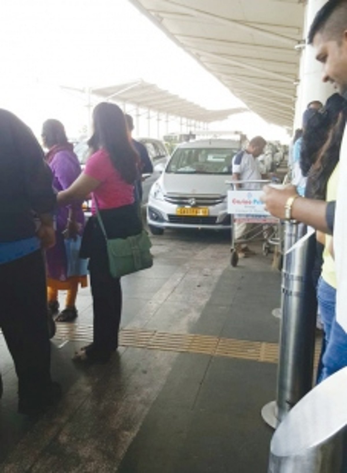 Why do we have different parking rules for public & taxis at the airport ?