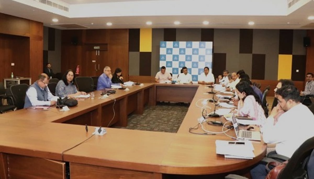 Why is government taking time to rescind illegal projects? asks Vijai Sardesai