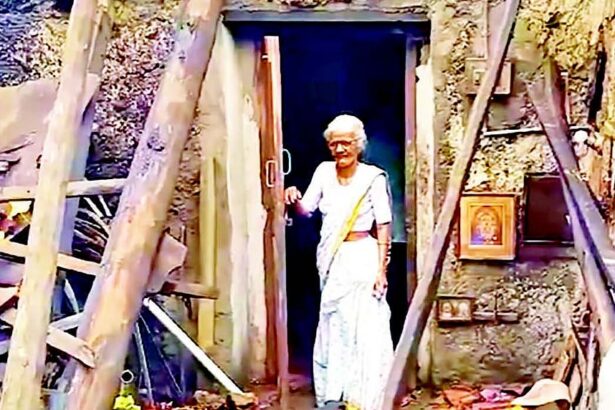 Widow rendered homeless after rain
brings down house at Siolim