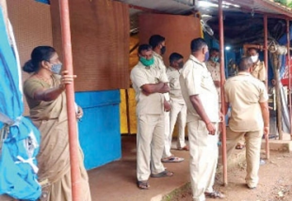 Will a political war get rid of illegal gaddas in the commercial capital?