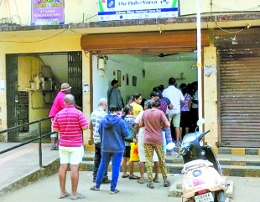 With March 31 deadline approaching, banks and agents witness huge rush of citizens to complete PAN-Aadhar link 1 With March 31 deadline approaching, banks and agents witness huge rush of citizens to complete PAN-Aadhar link