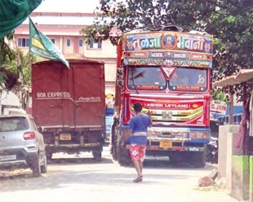 With movement of heavy vehicles unchecked, traffic chaos reigns supreme in Margao