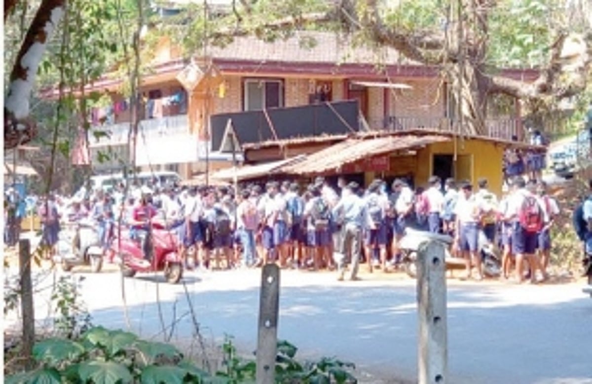 With no dedicated bus shed, students’ lives at risk on the Opa-Khandepar junction