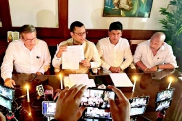 With no power in Opnn Leader’s chamber, Cong MLAs hold press conference in candle light