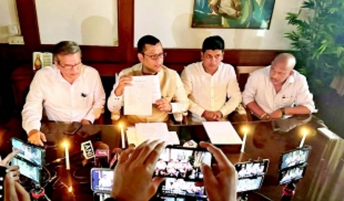 With no power in Opnn Leader’s chamber, Cong MLAs hold press conference in candle light