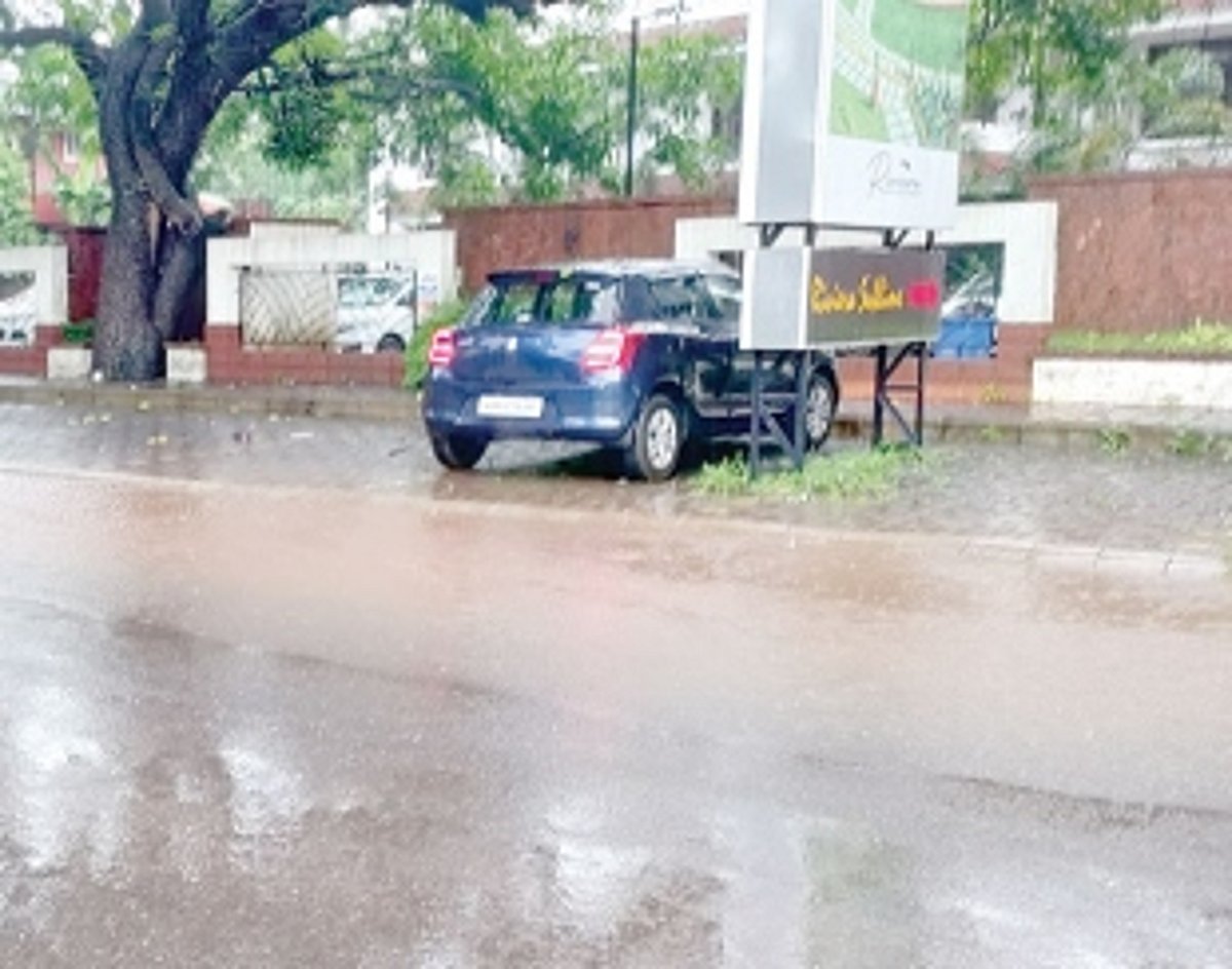 With no storm water drains, Siolim  MDR-6 road floods