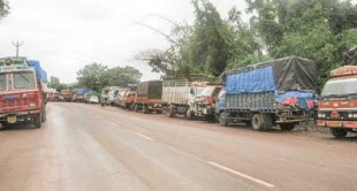 With nowhere to park, truckers  line up on Ponda bypasses