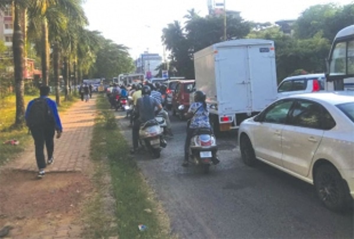 With road closure, traffic snarls galore outside Margao’s KTC Bus Stand
